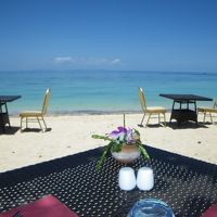 ホテルのプライベートビーチでも食事ができます。