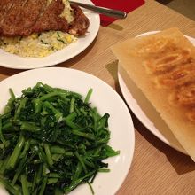 空心菜炒め、焼き餃子、排肉チャーハン