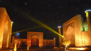 夜のライトアップも見もの