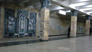 どの駅も構内は豪華な装飾