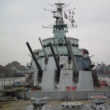 船首近くから大砲を見る