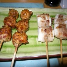 焼きものは絶品　写真左はつくね、右は山芋の豚肉まき