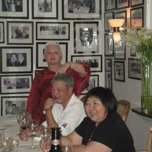 奥の女性がオーナー　客と談笑中