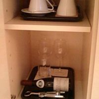 一番下に見えるのが横になっているハーフの赤ワイン。ウマっ！