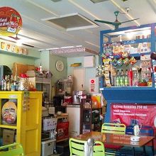 店内のオブジェは現地のスナック菓子