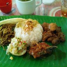 ランチプレートは四種のインドネシア料理が一度に楽しる