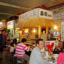 中には「寿司」屋台まで!!