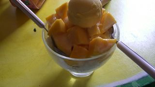 朝早くから開いてるフルーツ屋さん