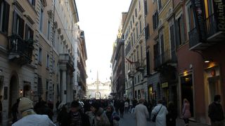 観光やショッピングで通る賑やかな通り