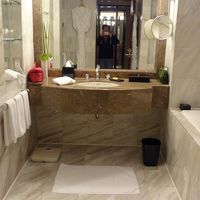 向かって手前左側にシャワールームあり