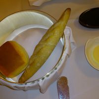 頼まなくてもちゃんとパンとバターがつきてきます！