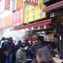 店頭の人だかり