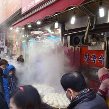 湯気の立つマンドゥ