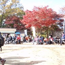 山頂付近の人々