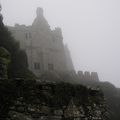 霧の中にある中世の古城