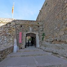 入口は旧市内の門のわきにある