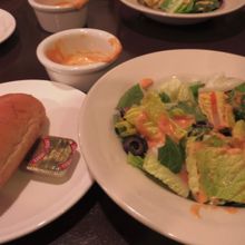 セットにはパンとサラダが付きます