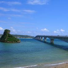 沖縄本島から古宇利島を望む