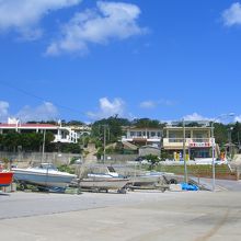 古宇利大橋を渡って左側にある古宇利島の漁港