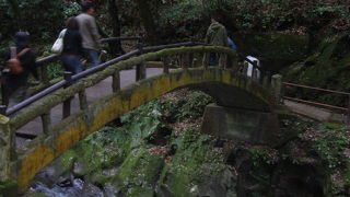 「百敷の古き窟に神集い　議り給ひし処なるらん」 