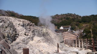 湯の花小屋が建ち並ぶ