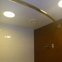 湾曲しているカーテンレール