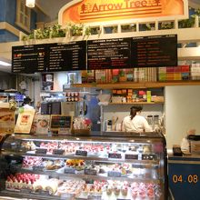 フルーツをふんだんに使った美味しそうなケーキが並びます