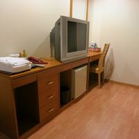 このベッドの足もとに荷物を置いてました