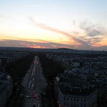 凱旋門の上から眺めたパリの夕景