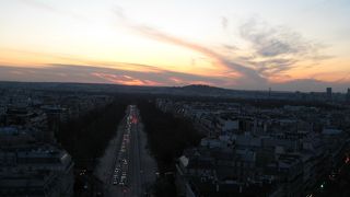 入口は地下から