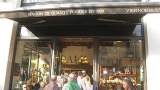 シャンゼリゼ通りのポール