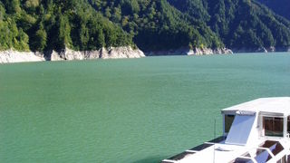 アルプスの山々を船上から眺める