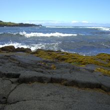 黒い砂浜と青い海〜