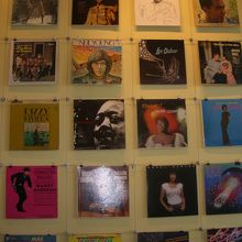 店内にはレコードが