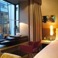 窓の外に向かい側の廊下のガラス壁が見えてます。