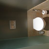 トイレ。正面は水洗のボタンです。