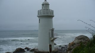 こじんまりとした美しい灯台