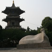 池やこのような三重塔がありました