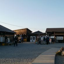 入り口です。食べ物屋もありますが、朝はやっていません。