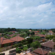 赤瓦が目を惹く町なみ