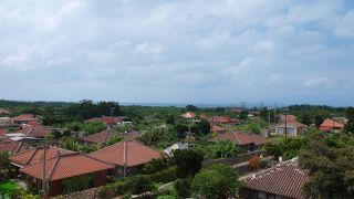 赤瓦の古民家が並ぶ沖縄の原風景