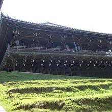 階段の下から撮った二月堂