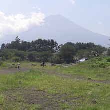 河口湖のほとりからの富士山の眺め
