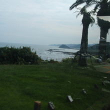 下に海が広がります