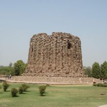 クトゥブ・ミナールとは対照的な　アラーイーの塔