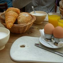 朝食セット１３,５ユーロ。カフェオレ・ジュース・ゆで卵･パン