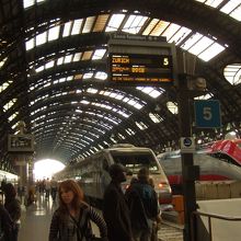 ミラノ(Milano Centrale)駅。ここで乗り換え。