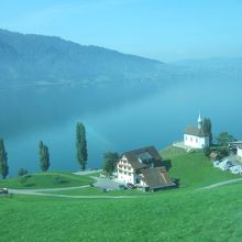 スイスの湖畔の風景（車窓から）