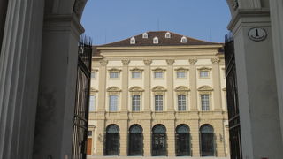 住宅街にある落ち着いた美術館