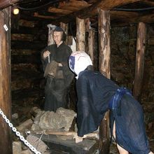 坑道で働く人達の様子